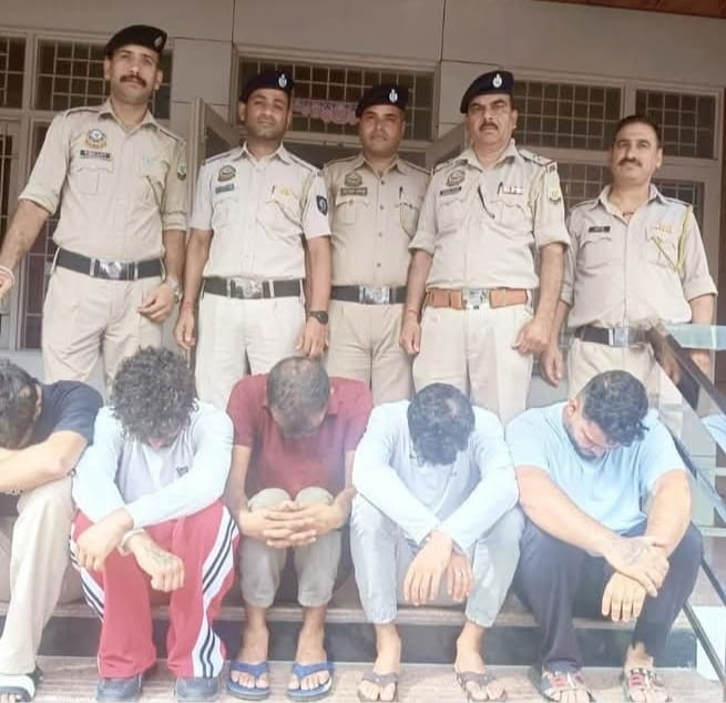 चार दिन के रिमांड पर भेजे गए युवती से छेड़छाड़ करने वाले पांच आरोपी 1 WhatsApp Image 2025 07 15 at 8.09.10 AM